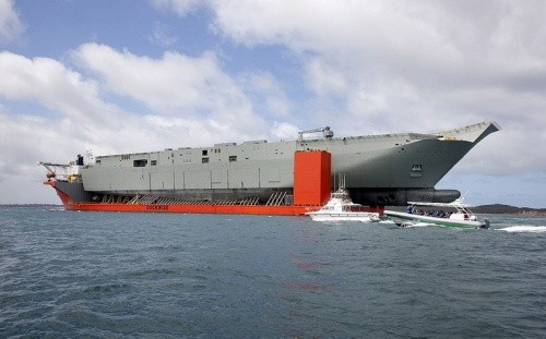Tàu sân bay trực thăng HMAS Canberra khi được đưa về cảng của Australia.